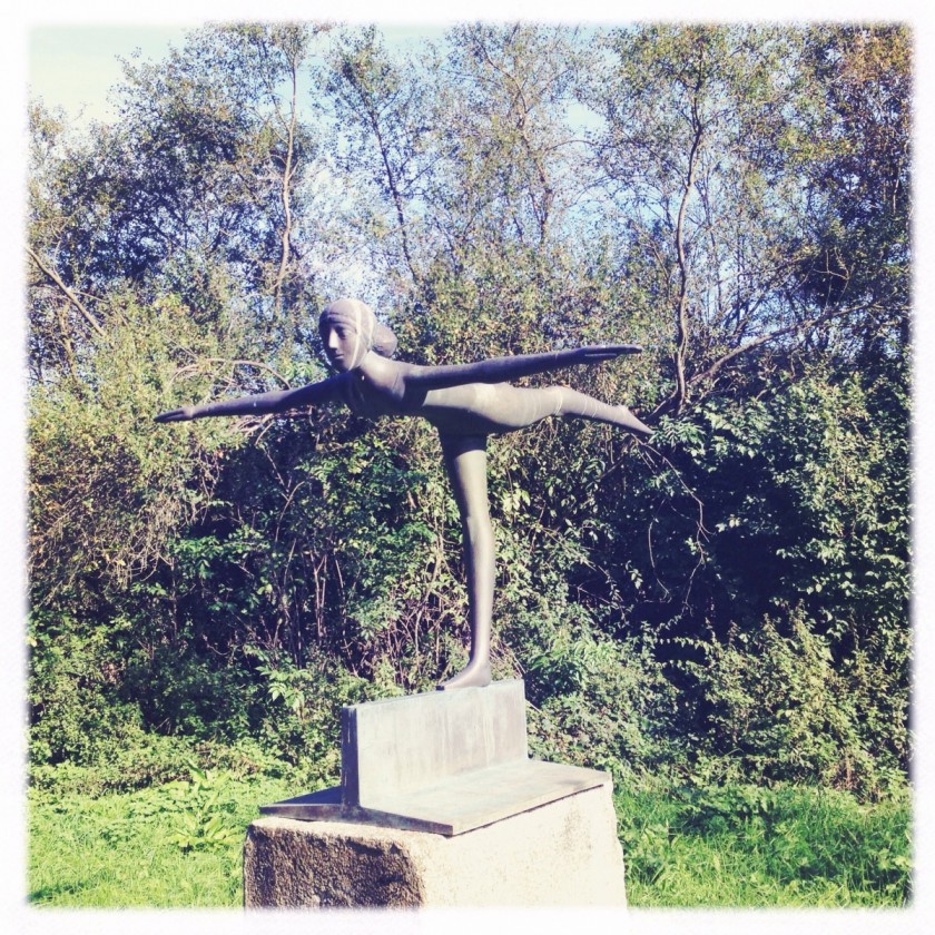 Karl Reidel, Skulptur balancierend, Bronze, Skulpturengarten, Landshut, Tag des offenen Ateliers - HEIKESCHWARZFISCHER