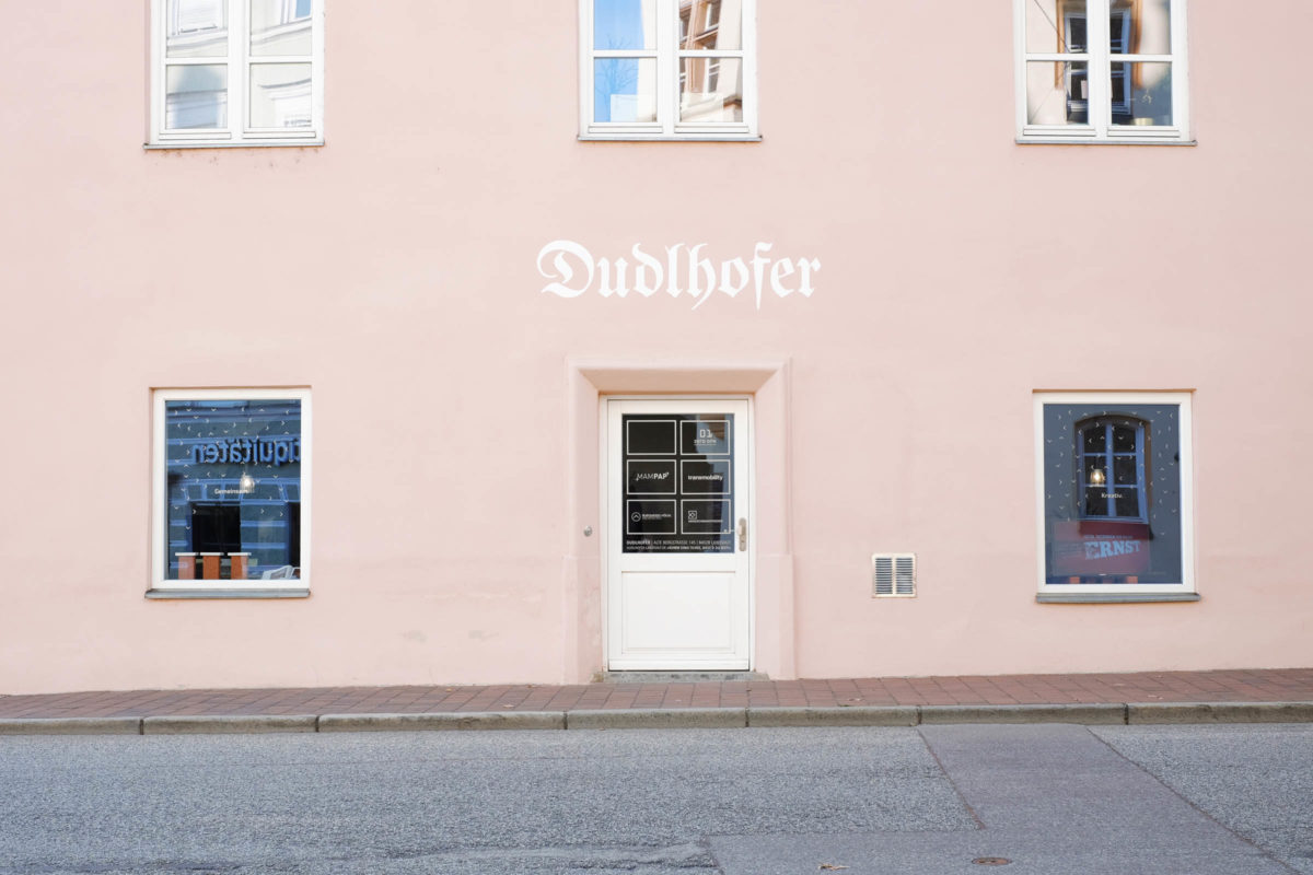 Dudlhofer Coworking Landshut Dreifaltigkeitsplatz Schaufenster Gestaltung Visual Design Storefront