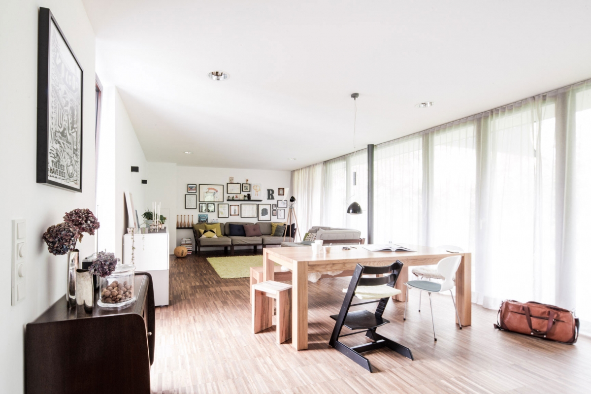 Im Zentrum des Wohnraumes steht der große Massivholztisch aus Eiche in modernem Design © Heike Schwarzfischer Interiordesign in Landshut bei München