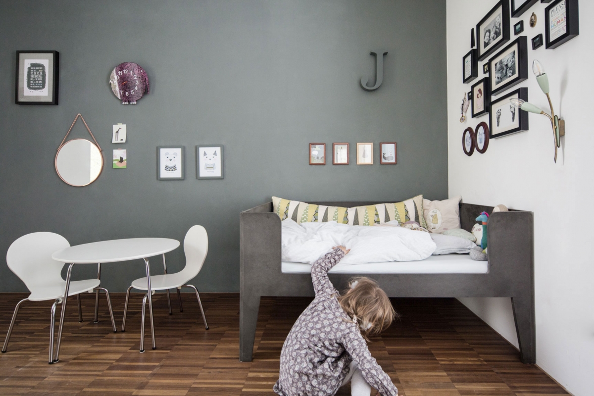 Maßgefertigtes Kinderbett aus schwarzen MDF im skandinavisch puristischen Stil und dunkelgrauer Wandfarbe © Heike Schwarzfischer Interiordesign in Landshut bei München