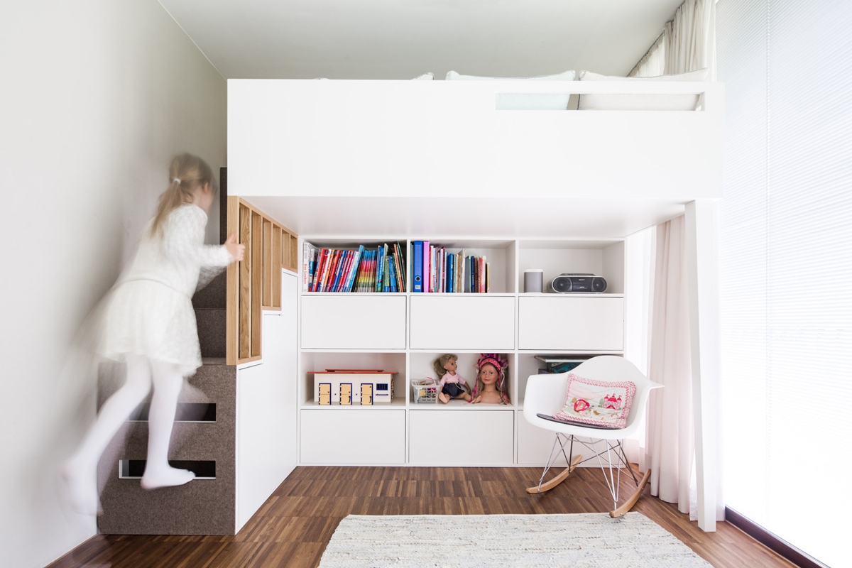 Weißes Hochbett mit Stufen eines Mädchenzimmers in skandinavischen Stil mit Eichenholz und Filz © Heike Schwarzfischer Interiordesign Landshut bei München